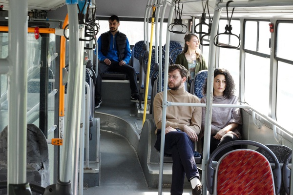 Halk otobüsünde sahnelenen “Çok Uzak Çok Yakın” seyirciyle buluşuyor